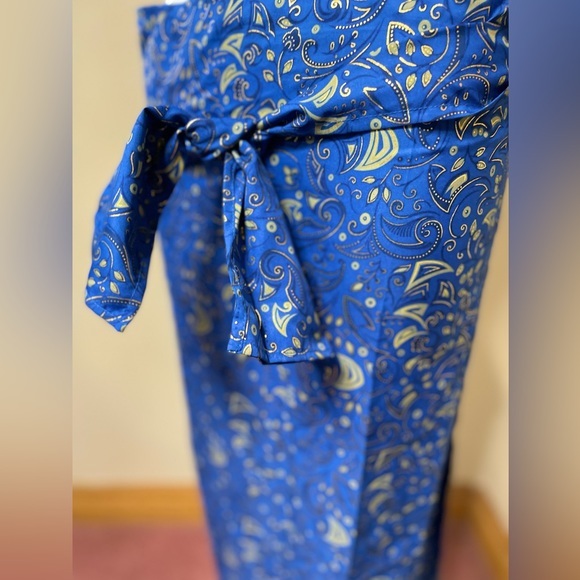 New Bali Bidadari Batik Blue/Gold Hand Painted Sarong - Picture 2 of 7